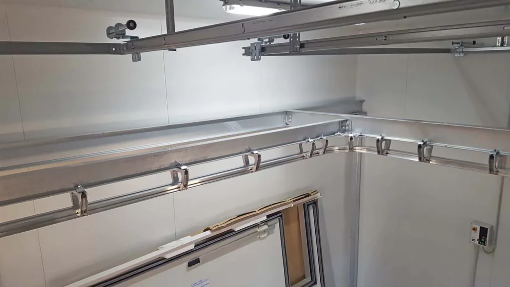 Zweigleisiges-Fleischschienensystem-aus-aluminium_MECANOVA