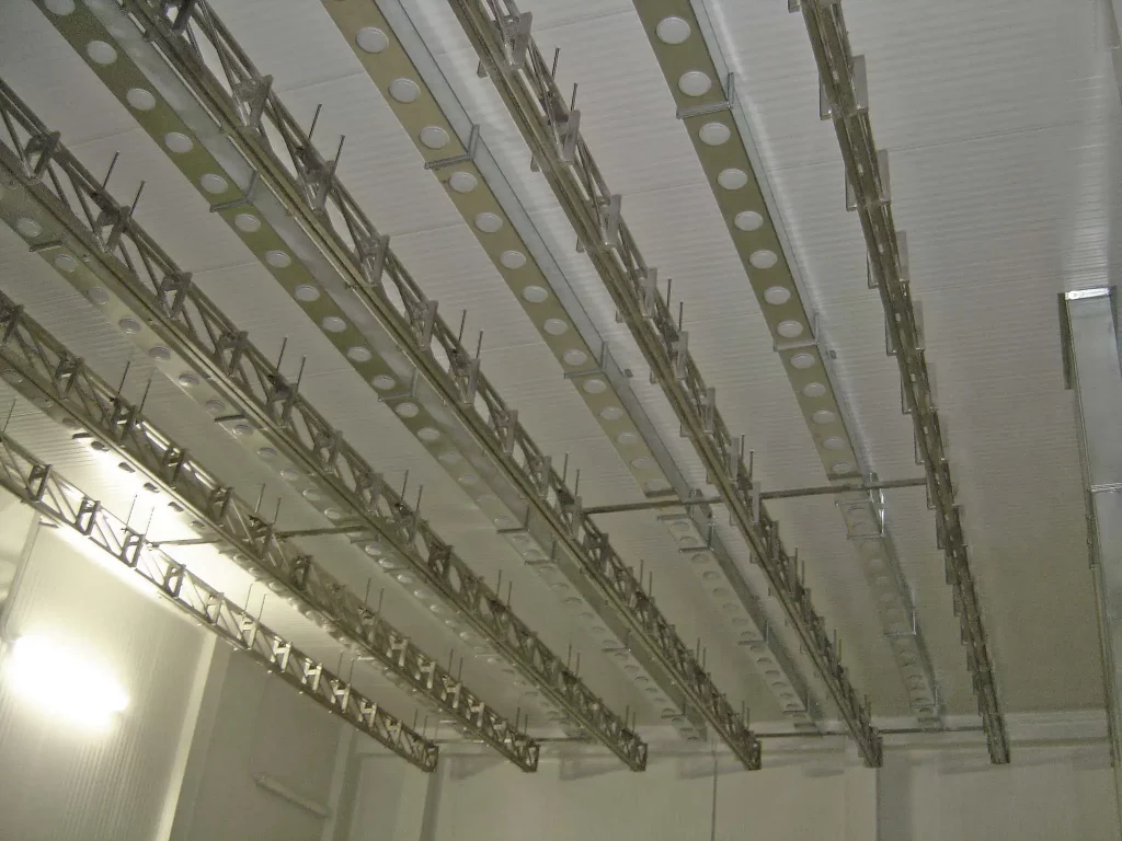 Zweigleisiges-Fleischschienensystem-aus-Gitter_MECANOVA-